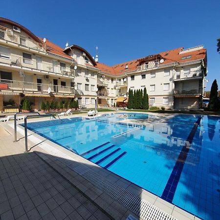 Relax Wellness Studio Hajduszoboszlo Apartment Exterior photo