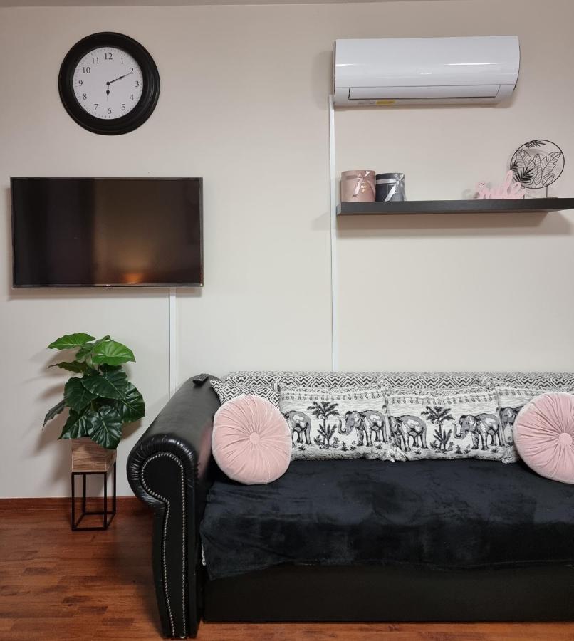 Relax Wellness Studio Hajduszoboszlo Apartment Exterior photo
